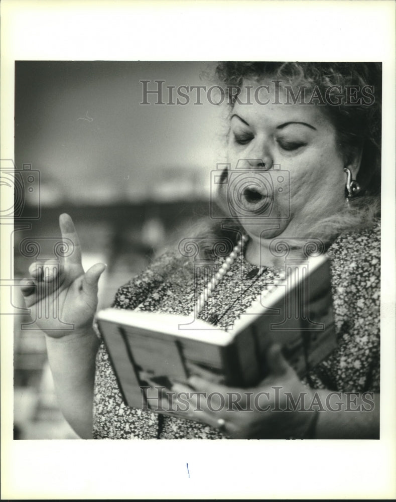 1994 Press Photo Cathy Fulmer reading poem at West Bank Poet&#39;s Society Meeting - Historic Images