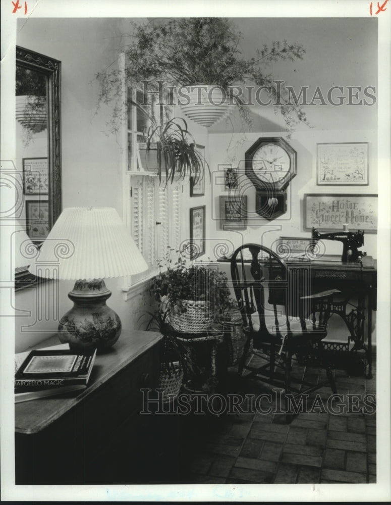 1987 Press Photo A mix of antiques and modern furniture adorn a Country Home - Historic Images