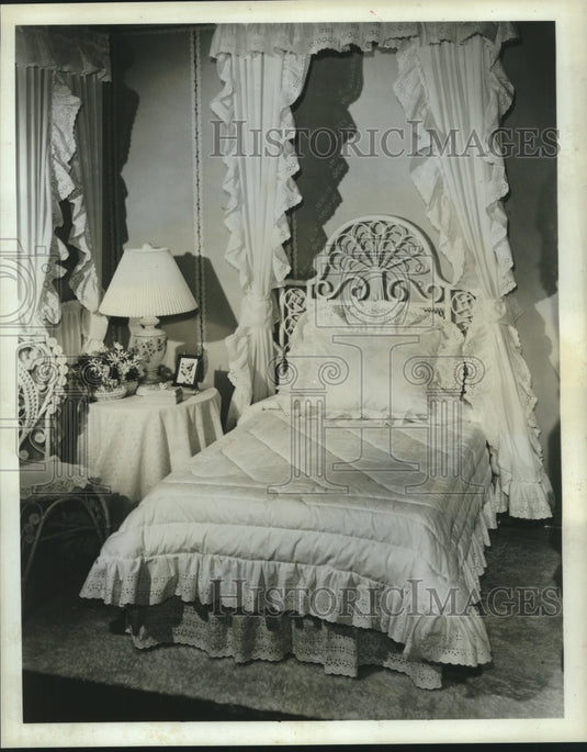 1987 Press Photo Store-bought curtains perk up this young girl's bedroom - Historic Images