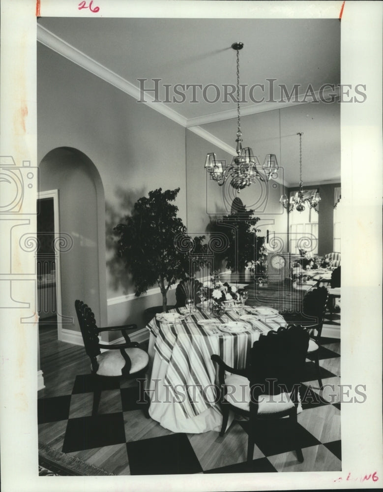 1987 Press Photo The mirrored wall gives the room a grand dimension - Historic Images