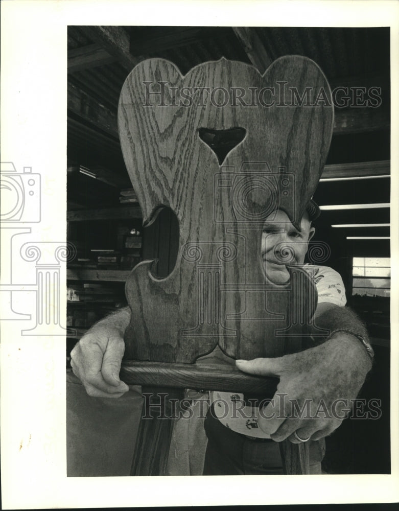 1986 Press Photo Jim Hodge with a Moravian chair built for Gretna United Church - Historic Images