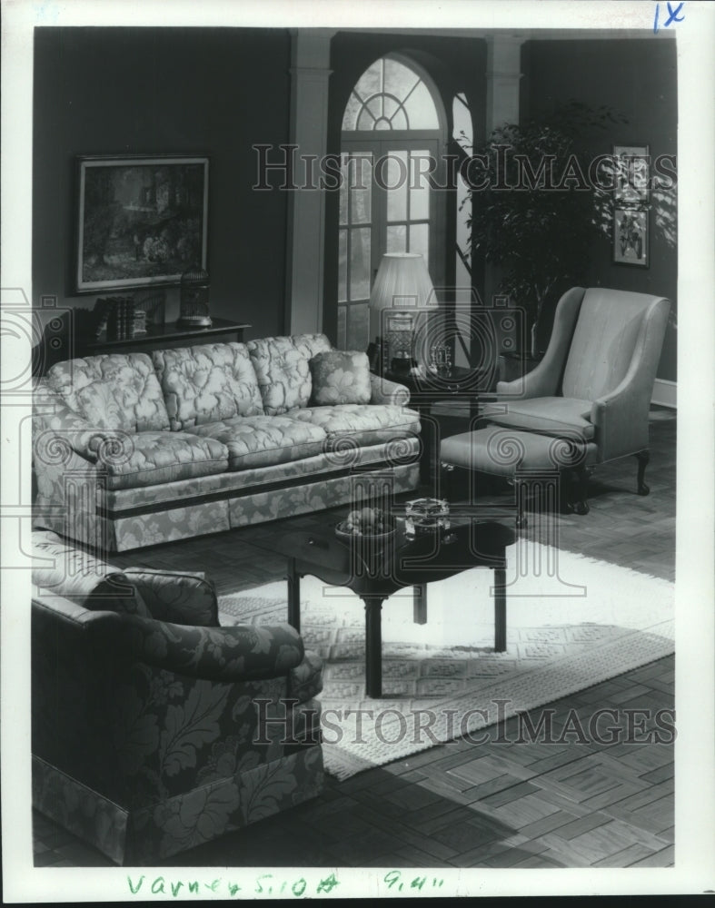 1986 Press Photo Traditionally styled furniture adorned this cozy living room - Historic Images