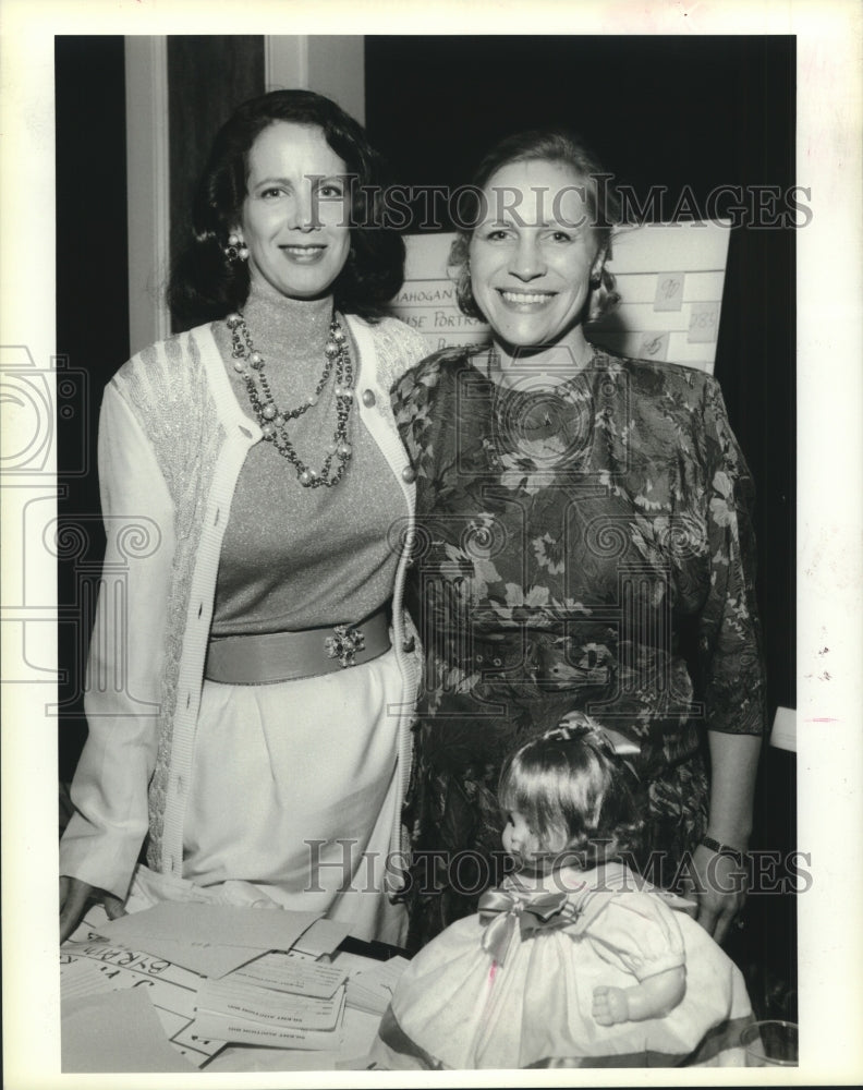 1994 Press Photo Pamela Maynard and Kit Fritchie with a doll - Historic Images