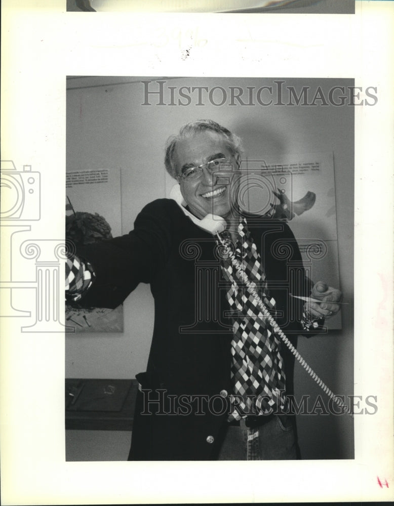 1991 Press Photo Dr. Ron French steps away from benefit for a phone call. - Historic Images