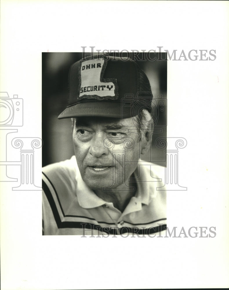 1988 Press Photo Harold Fussell interviewed about Friday 13th superstition - Historic Images