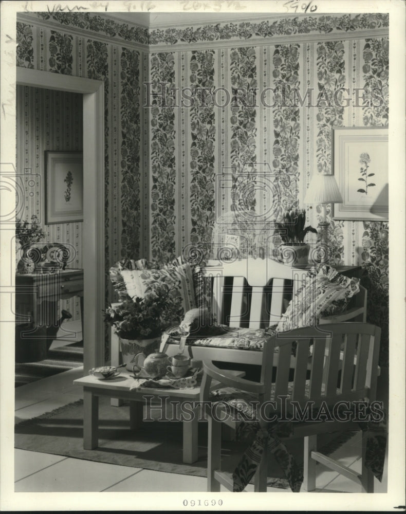 1990 Press Photo Furniture inside a designed home - Historic Images