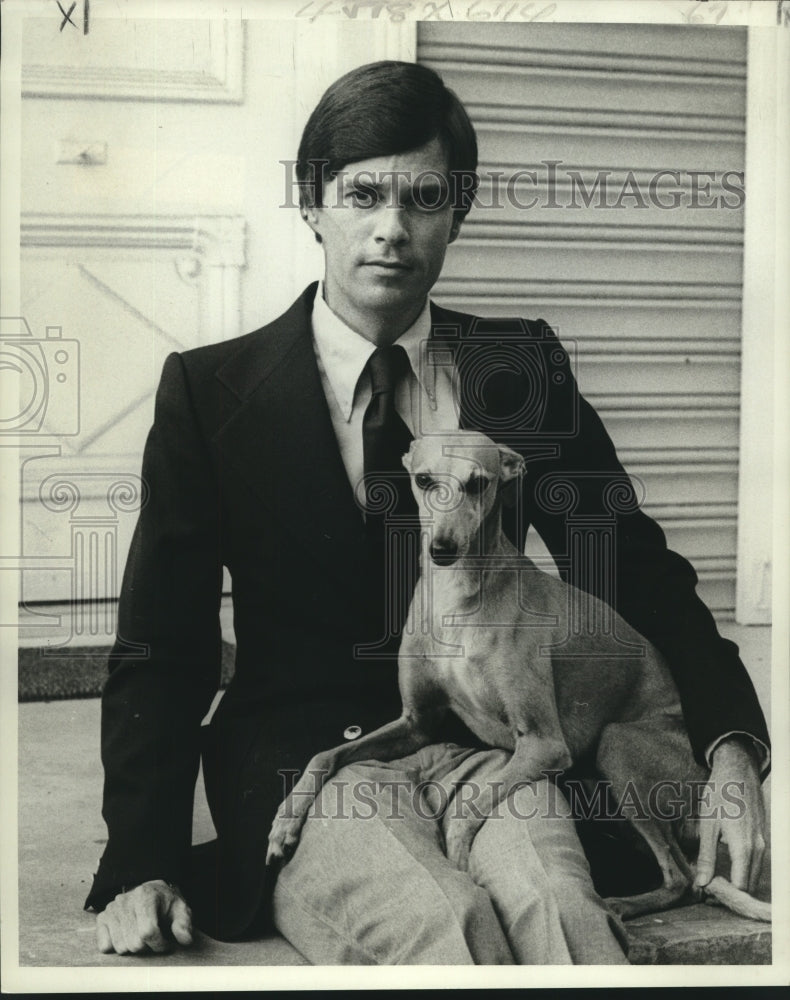 1976 Press Photo Richard French, uptown real estate entrepreneur, with Arabella. - Historic Images