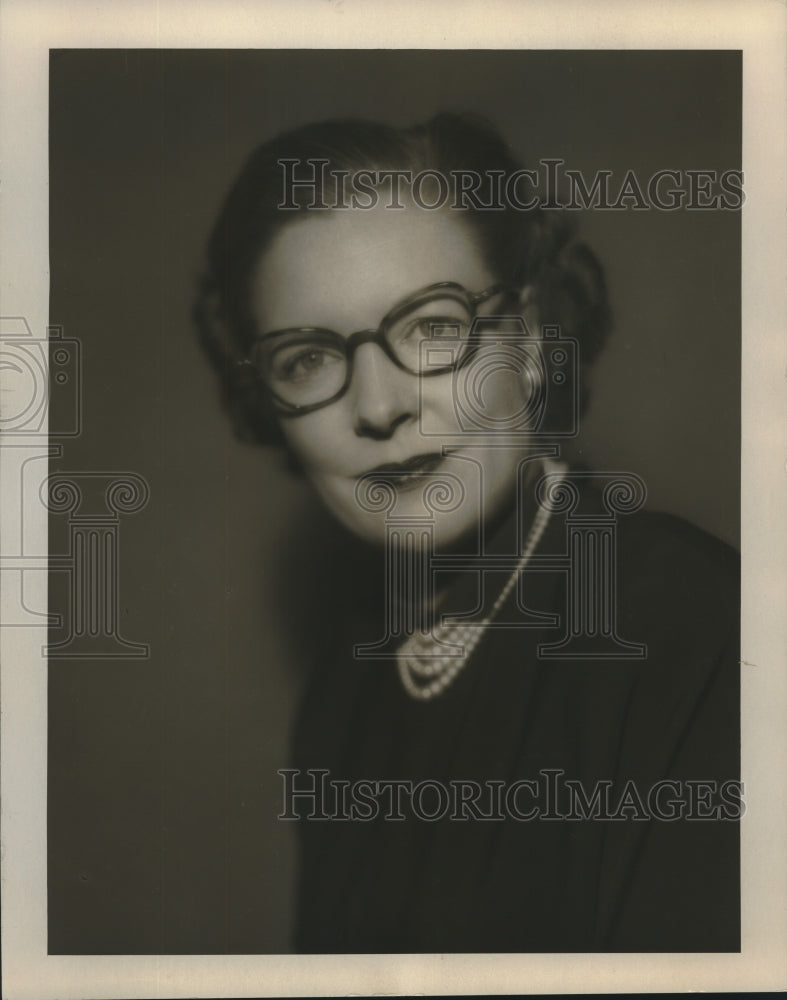 1952 Press Photo Meriam Gibson French, executive director, Fragrance Foundation. - Historic Images