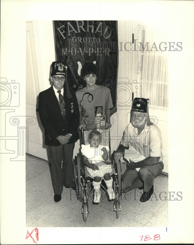 1989 Press Photo Farhad Grotto presents wheelchair to Ashton Frilot. - Historic Images