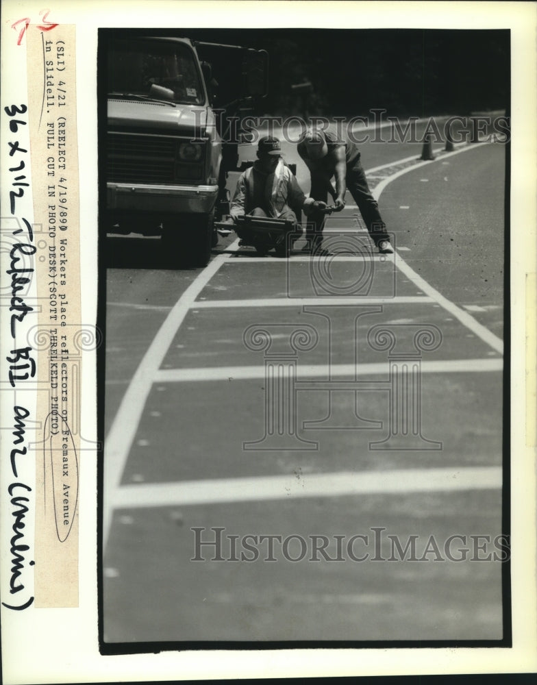 1989 Press Photo Workers place reflectors on Fremaux Avenue in Slidell - Historic Images