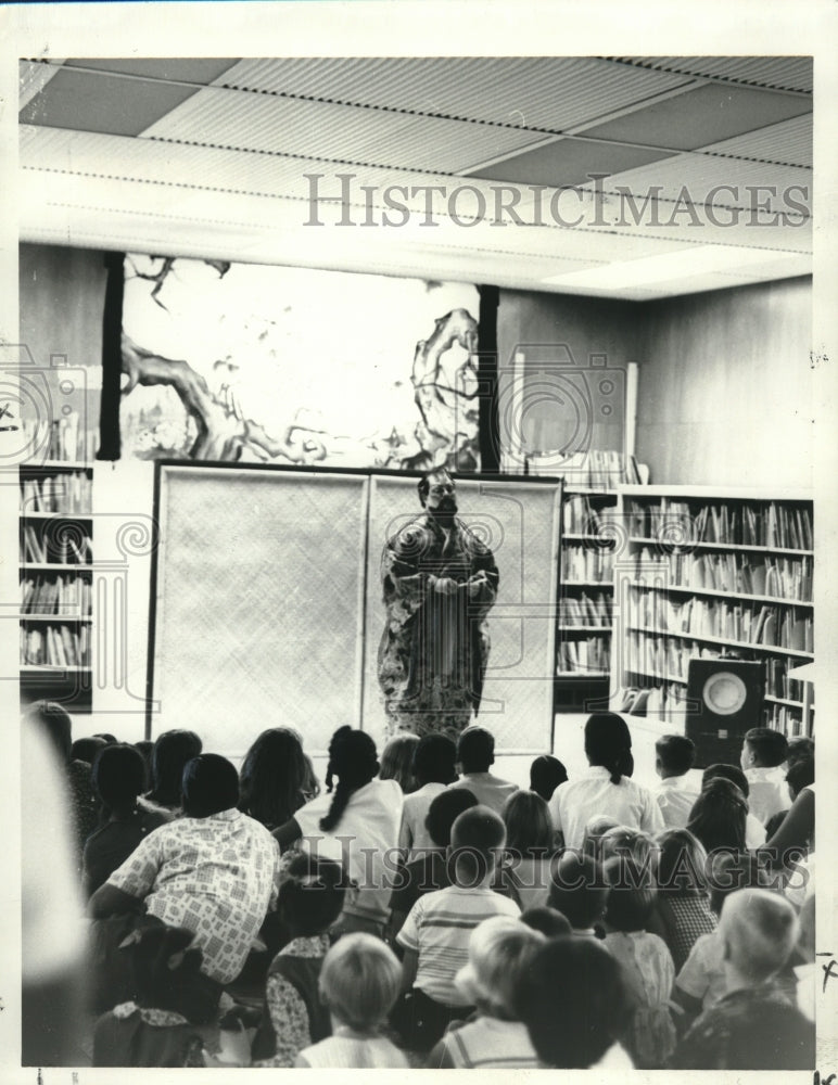 1969 Press Photo Richard Russ, narrator, &quot;Tongue Cut Sparrow,&quot; at library event - Historic Images