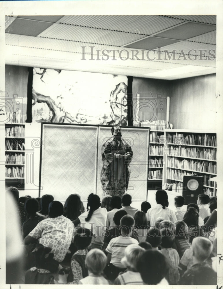 1969 Press Photo Richard Russ, narrator, "Tongue Cut Sparrow," at library event - Historic Images