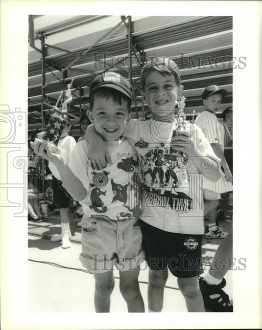 1994 Press Photo Jason Bordelon and Kyle Gahagan Show Mustang T-Ball Trophies - Historic Images