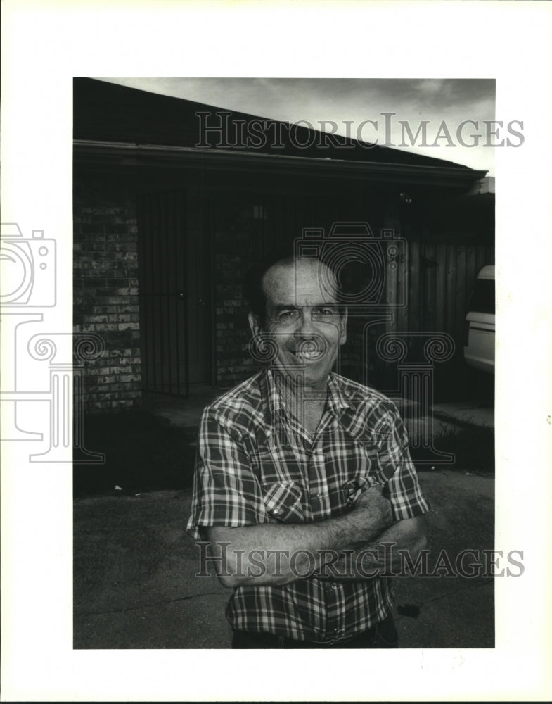 1994 Press Photo Joseph Gagliano in front of temporary home from city council - Historic Images