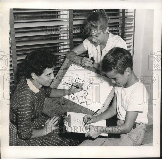 1955 Press Photo Fran Fry helps Pamel & Henry with art - nob14950 - Historic Images
