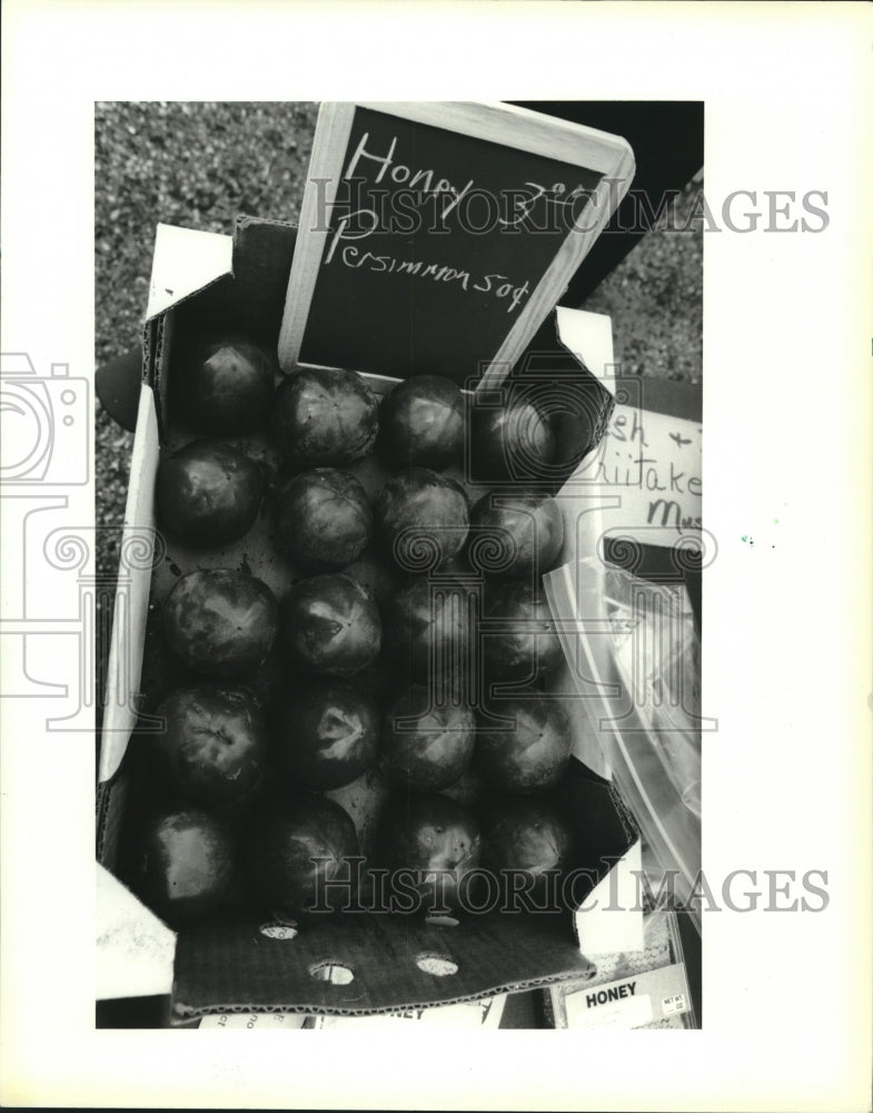 1995 Press Photo A box of dark orange persimmons being sold by Jim Conarty - Historic Images