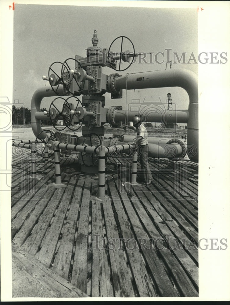 1984 Press Photo Allen Fruge checks wellhead piping at Hackberry salt dome - Historic Images