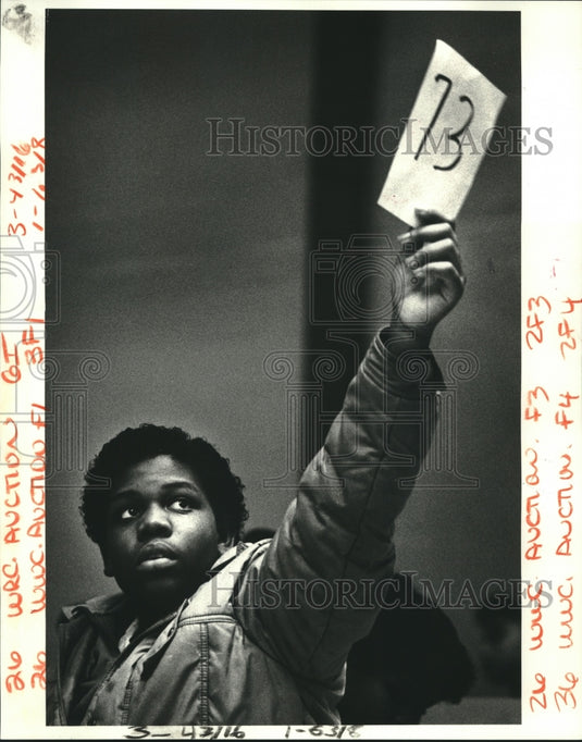 1986 Press Photo McDonough 39 Elementary school student, Rhonda, bids on a gift. - Historic Images