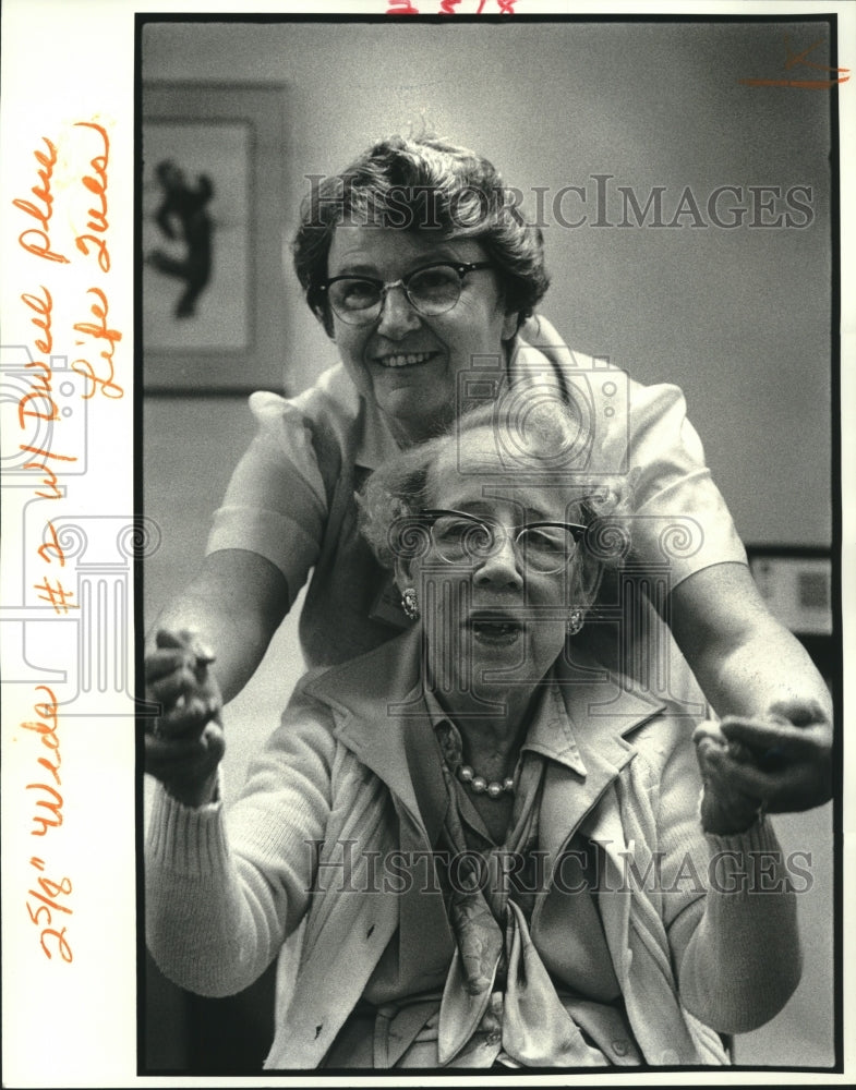 1983 Press Photo Sister Mary Padrais Halloran &amp; Alfreda Ragusa at Mercy Hospital - Historic Images