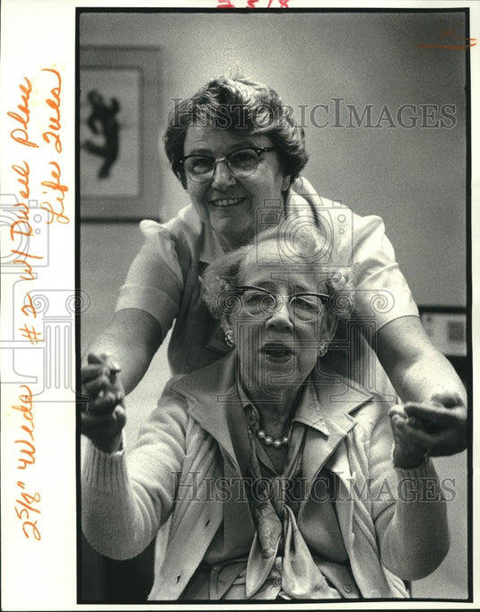 1983 Press Photo Sister Mary Padrais Halloran & Alfreda Ragusa at Mercy Hospital - Historic Images