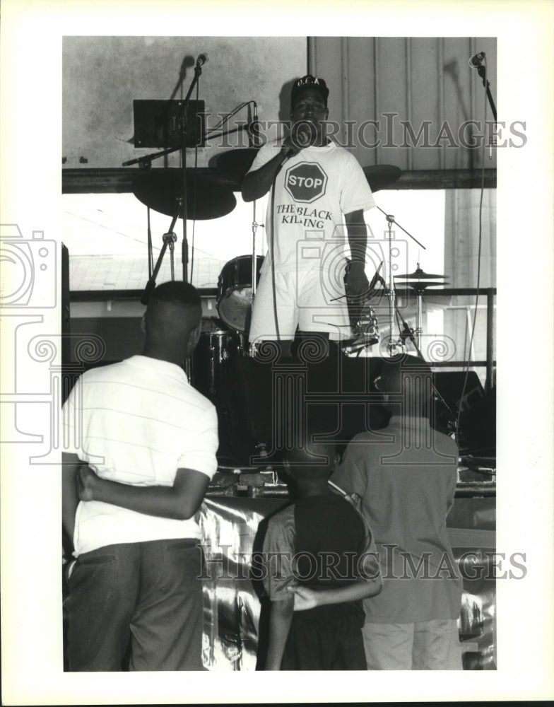 1993 Press Photo Lyrical Joe performs for kids at Juneteenth Celebration - Historic Images