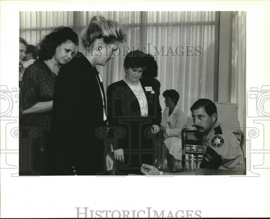 1990 Press Photo Deputy Ernie Fussell gets his blood pressure checked - Historic Images