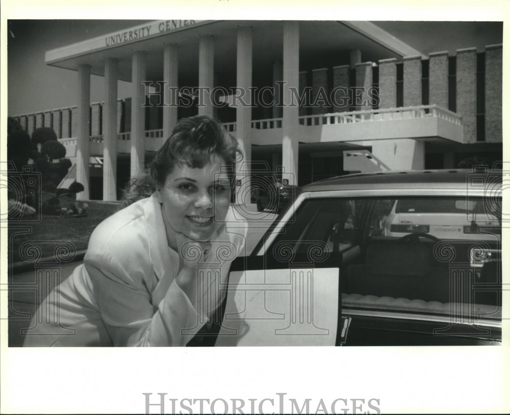 1993 Press Photo Holly Fuxan UNO student at UNO Placement Office - Historic Images