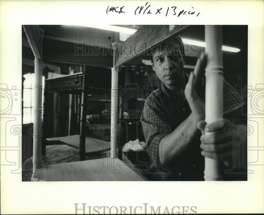 1990 Press Photo John Burr sands the leg of a Victorian Faux Bamboo washstand - Historic Images