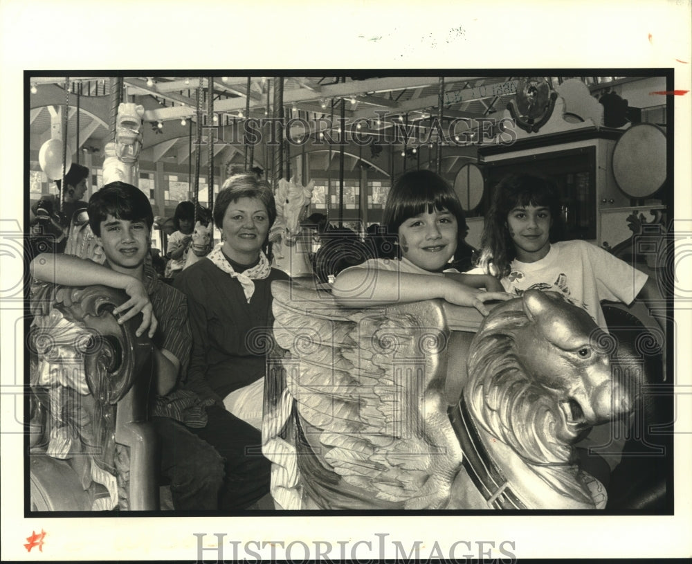 1990 Press Photo Tommy Furlow, Karen Furlow, Holly Furlow of Kappa Delta - Historic Images