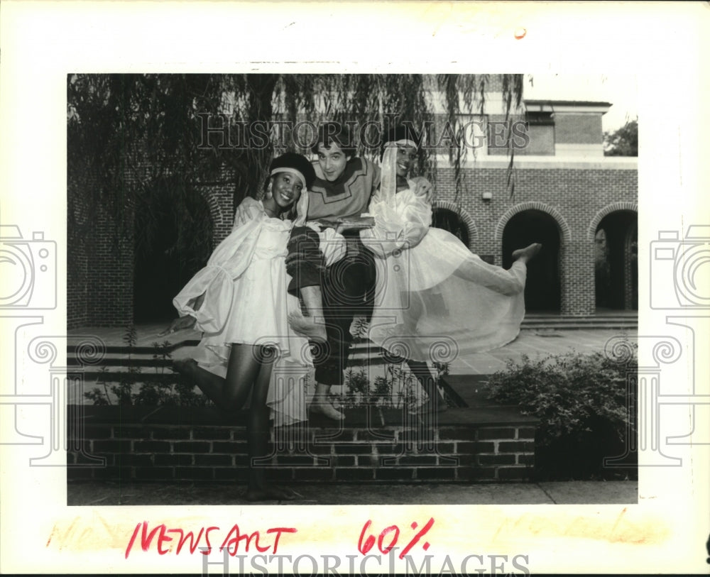 1988 Press Photo Cast members of Tulane University Theatre pose for photo - Historic Images