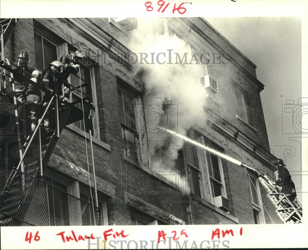 1986 Press Photo Firemen fight fire in Richardson Memorial building, Tulane - Historic Images