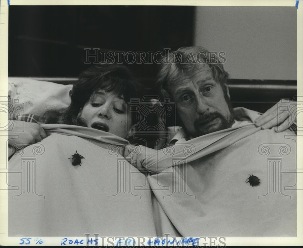 1990 Press Photo Susan Shumake & Ron Gural Hunting Cockroaches at Tulane Stage - Historic Images