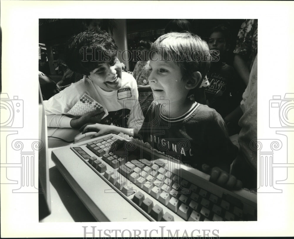 1995 Press Photo Mary Edwards shows Andrew Lambert how to run instructional math - Historic Images