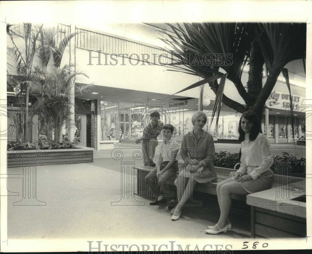 1968 Press Photo Lakeside Shopping Center bench provides a pause - nob15133 - Historic Images