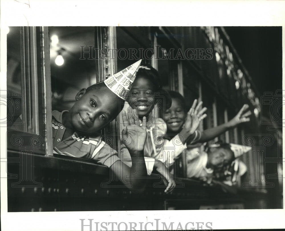 1987 Press Photo Rodrick Fulton and friends aboard a streetcar for party. - Historic Images