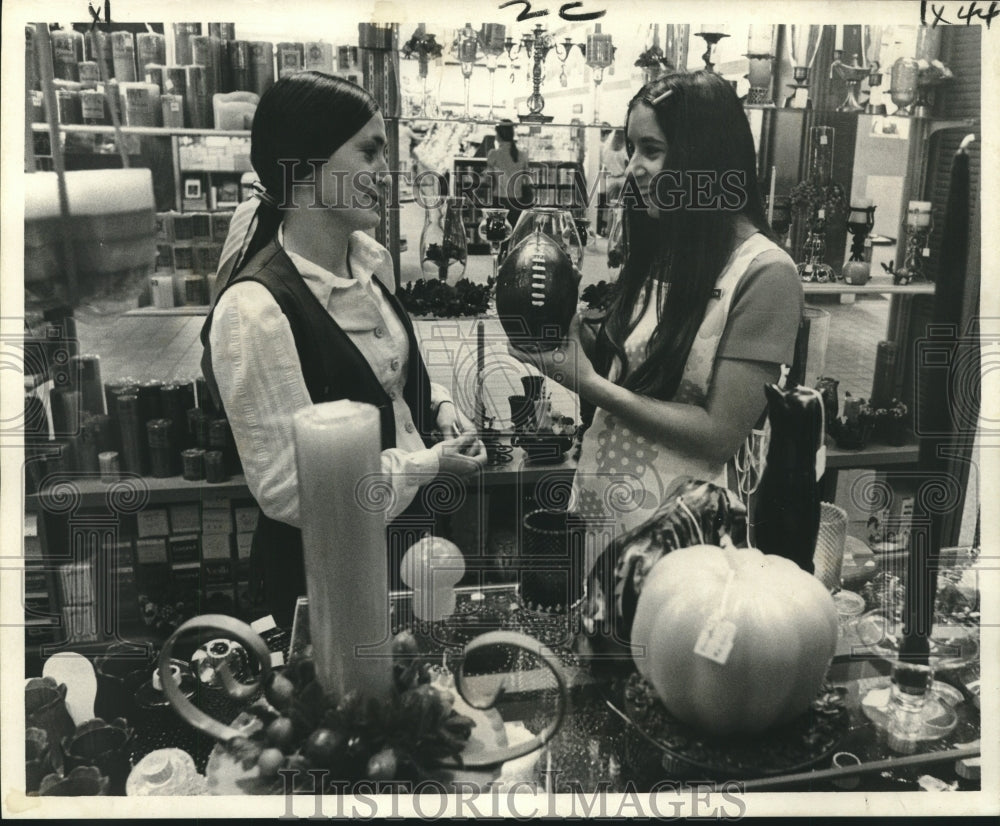 1972 Press Photo Specialty shops in the Oakwood Shopping Center - nob15207 - Historic Images