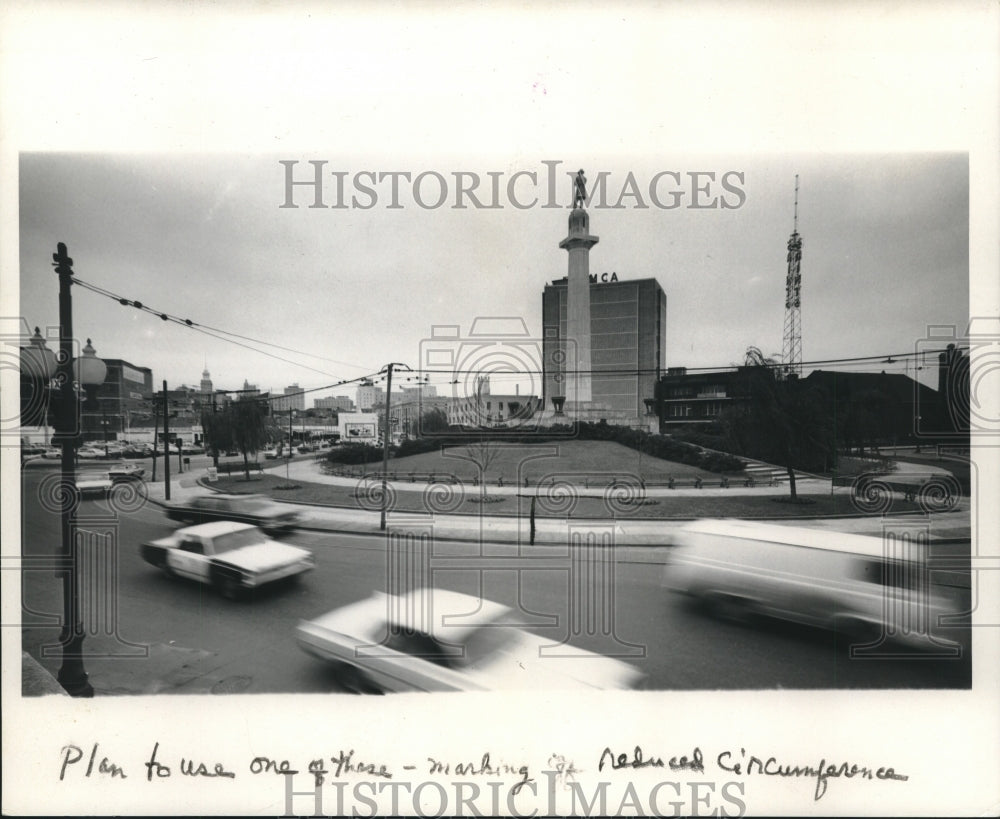 1968 Traffic along the Lee Circle Monument - Historic Images