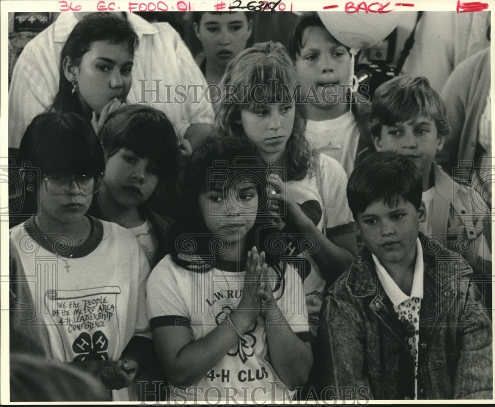 1988 Press Photo 4-H Club members waiting for awards at Lakeside Shopping Center - Historic Images