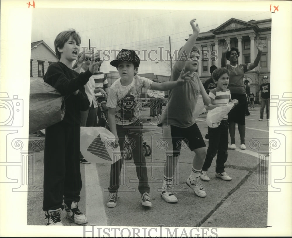 1990 Press Photo Youngsters at John Fourcade Parade in Gretna - Historic Images