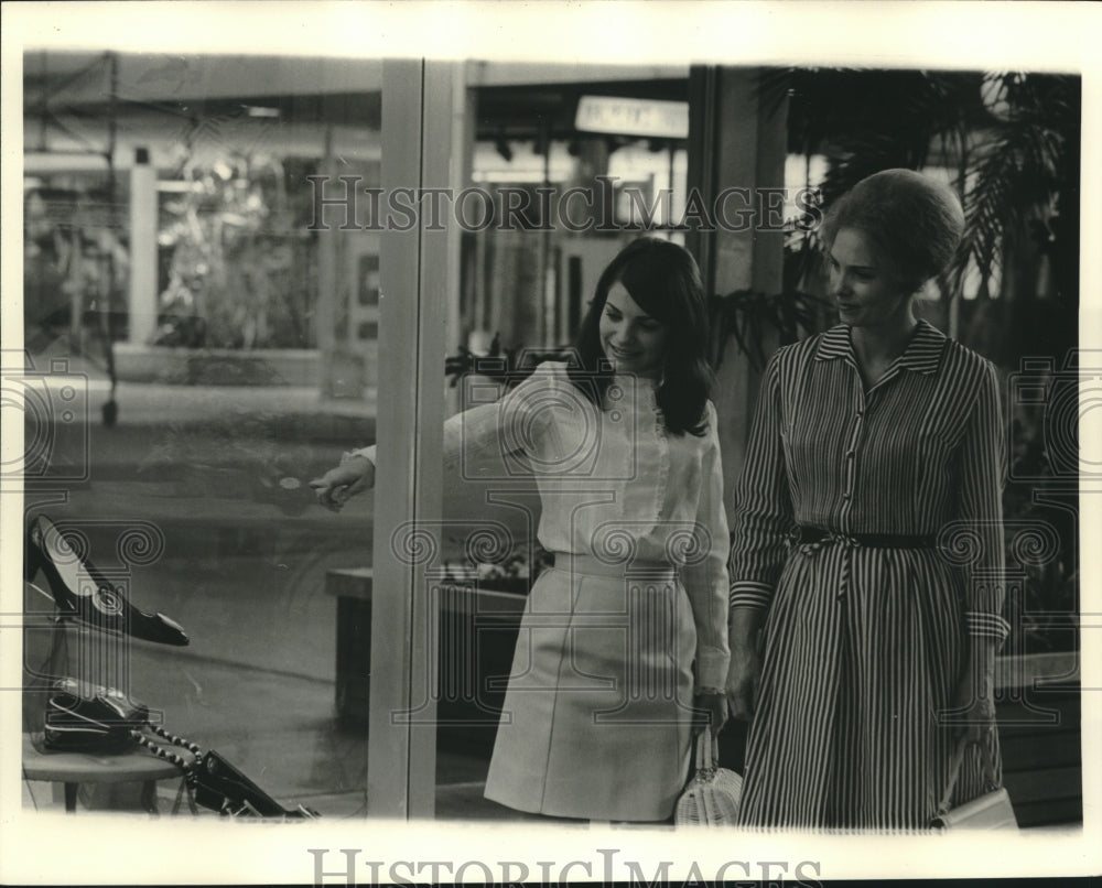 1968 Shoppers at the Lakeside Shopping Center - Historic Images