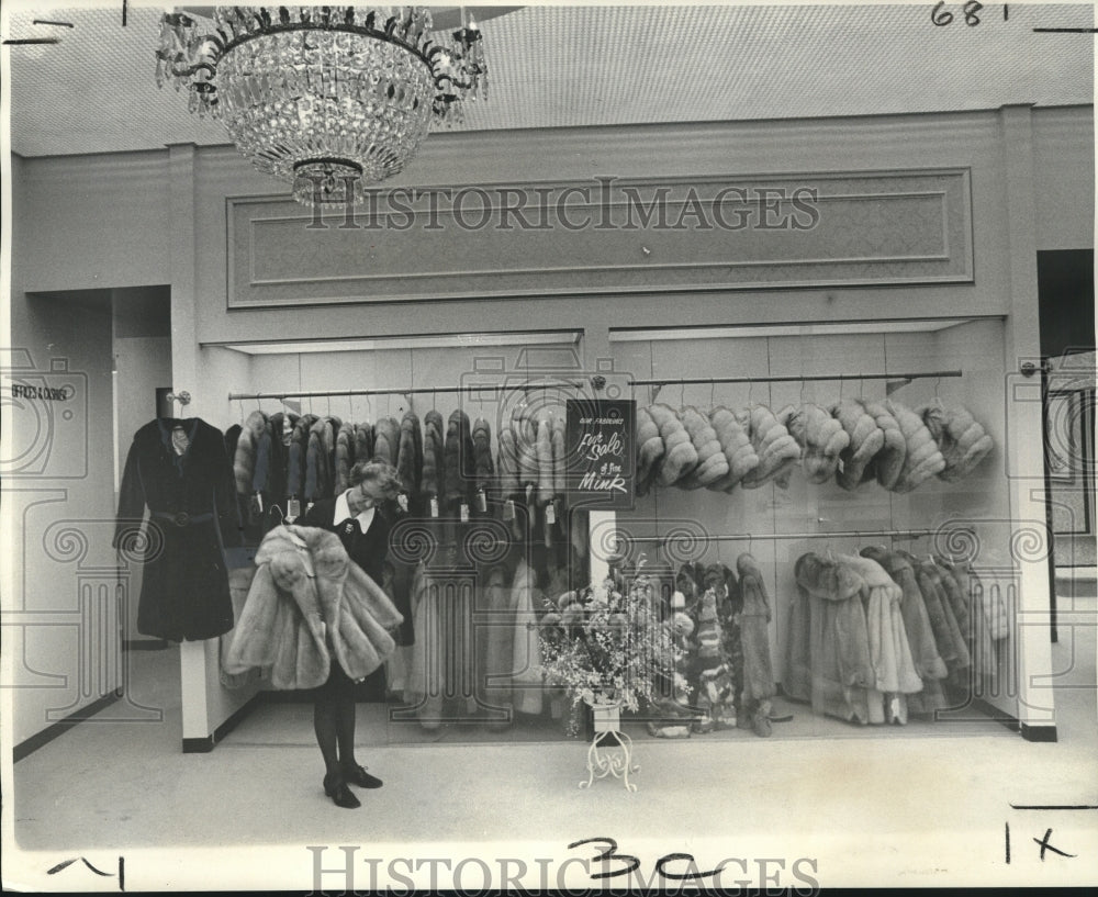 1972 Press Photo Dorothy Becker checks display of mink cape jackets at Hollywood - Historic Images