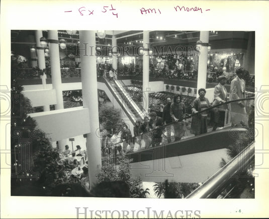 1989 Press Photo Christmas shoppers in Riverwalk at Lakeside Shopping Center - Historic Images