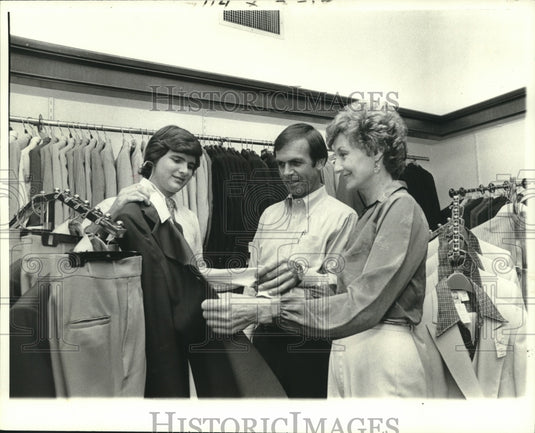 1979 Press Photo Bill Brennan and Jeanne Hanson with the suit Danny's salesman - Historic Images