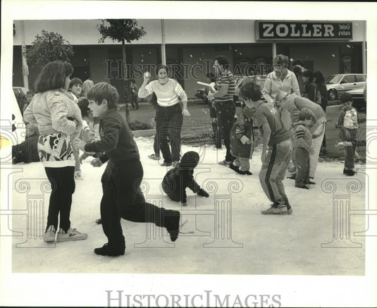 1986 Press Photo Lakeside Mall Parking lot covered in snow for Christmas season - Historic Images