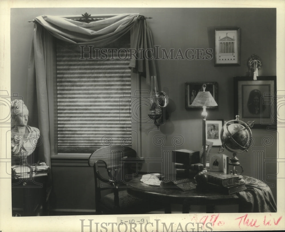 1991 Press Photo A mixed of contemporary and elegant furniture adorn this study - Historic Images