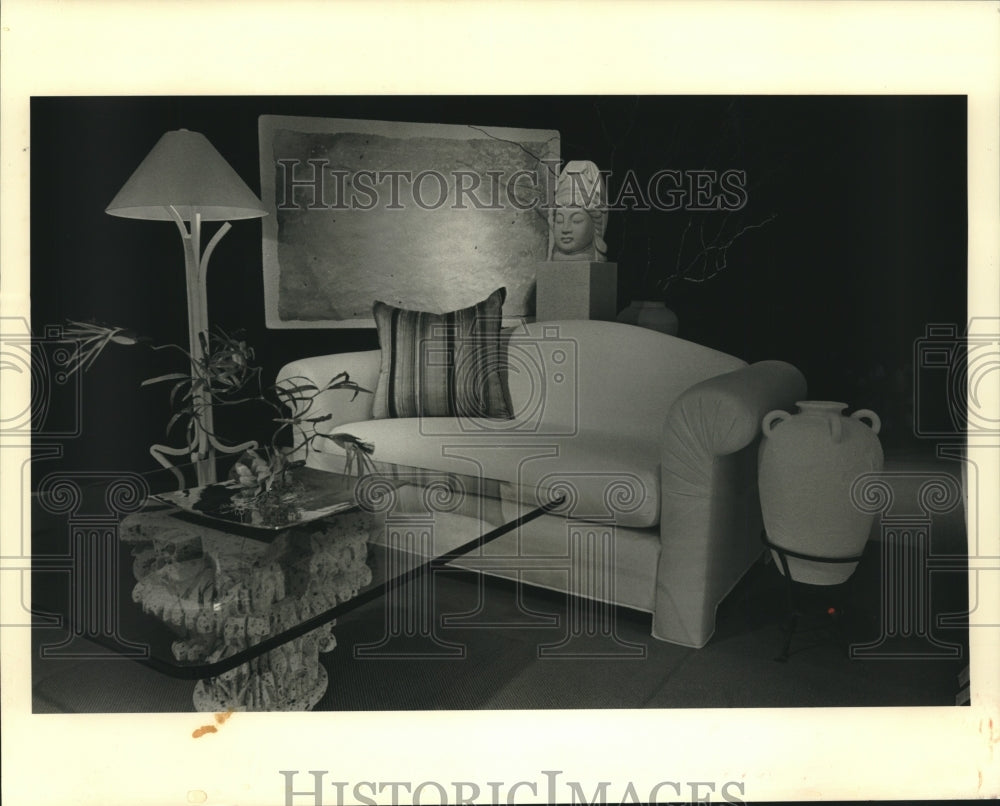 1987 Press Photo Eclectic and modern furniture adorns the cozy living room - Historic Images