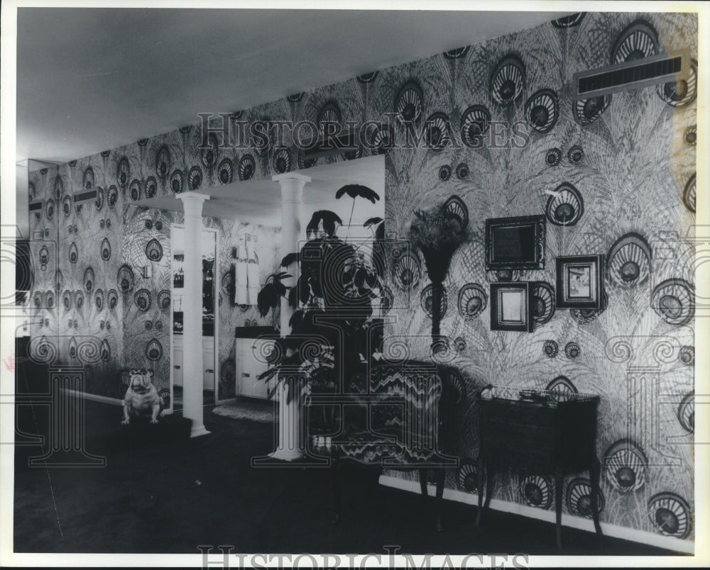 1986 Press Photo Traditional Furniture Against A Peacock Feather Wall - Historic Images