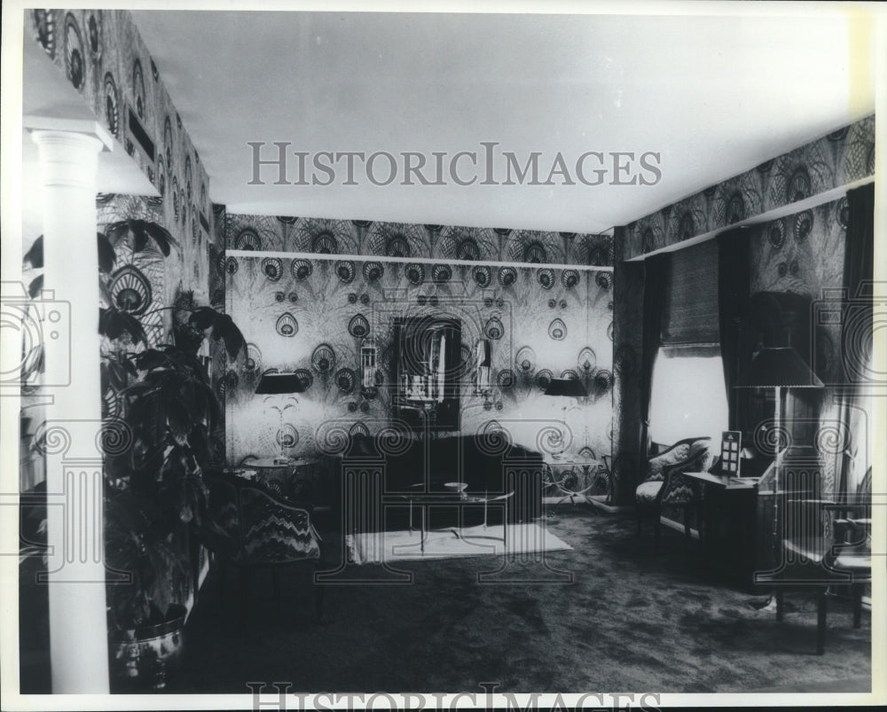 1986 Press Photo Sitting area with peacock wallpaper - Historic Images