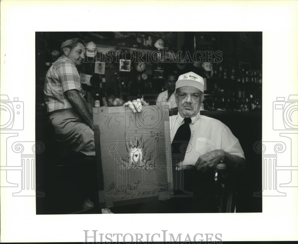 1994 Press Photo Mike Frolich in Saturn Bar with some of his art work - Historic Images