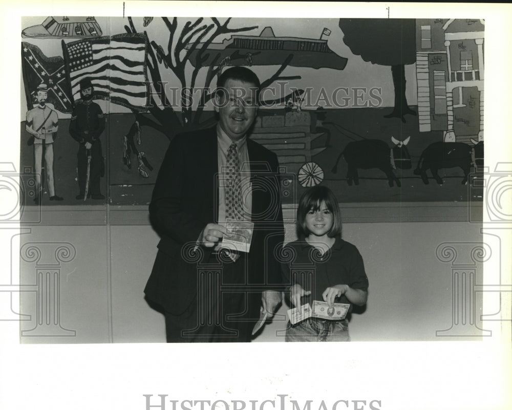 1991 Press Photo Harvison Voorhies presented with treats by Mike Fussell - Historic Images